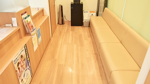 あけぼの薬局　桂駅前店の待合スペース