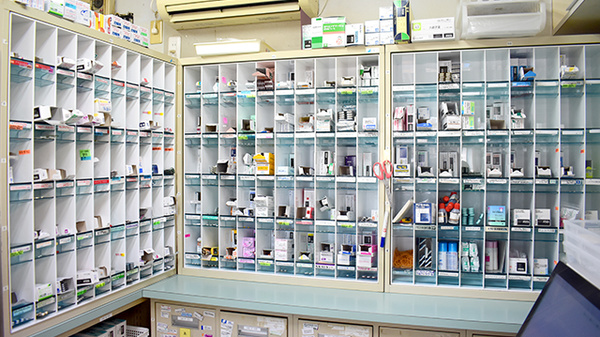 かざしが丘調剤薬局の薬棚