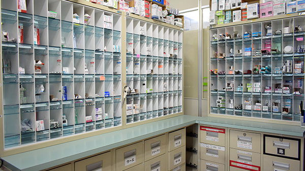 吉野調剤薬局の薬棚