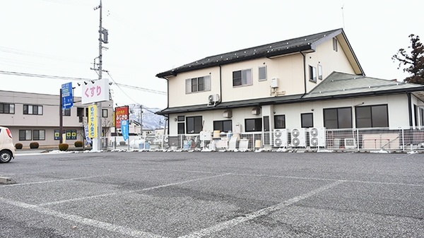 オワリベ象山屋薬局の駐車場