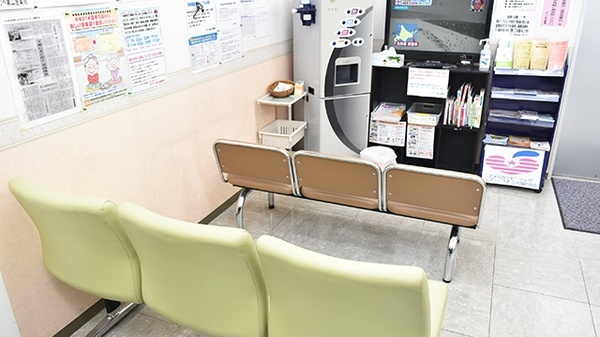 オワリベ象山屋薬局の待合スペース