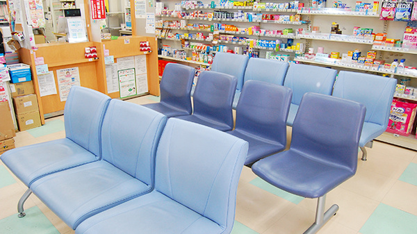 波田西口薬局の待合スペース