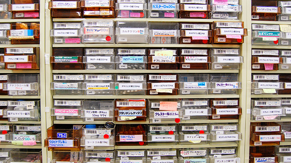 波田西口薬局の薬棚