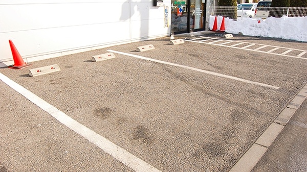 渚西口薬局の駐車場
