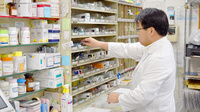 仙敷薬局の作業風景