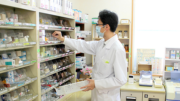 加茂ヘルスマート薬局の作業風景