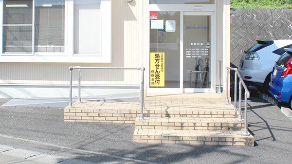 加茂ヘルスマート薬局の入口