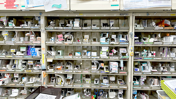 ヒルマ薬局　本店の薬棚