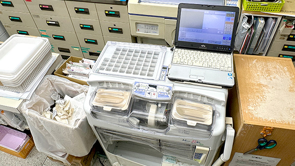 ヒルマ薬局　本店の調剤器具
