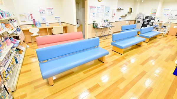 薬ヒグチ調剤薬局 四谷駅前店の待合スペース