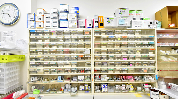 薬ヒグチ調剤薬局 四谷駅前店の薬棚