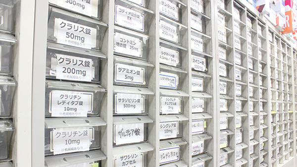 日本調剤 仁生堂薬局の薬棚