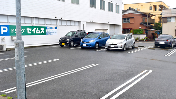 セイムス東海富木島薬局の駐車場