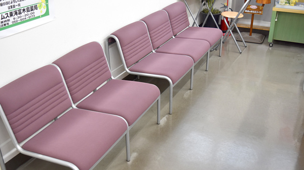 セイムス東海富木島薬局の待合スペース