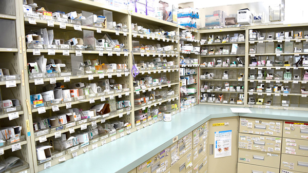 セイムス東海名和薬局の薬棚