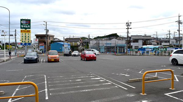 セイムス東海名和薬局の駐車場