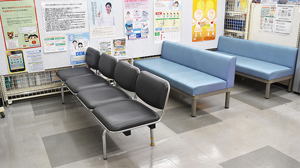 セイムス大府半月薬局の待合スペース