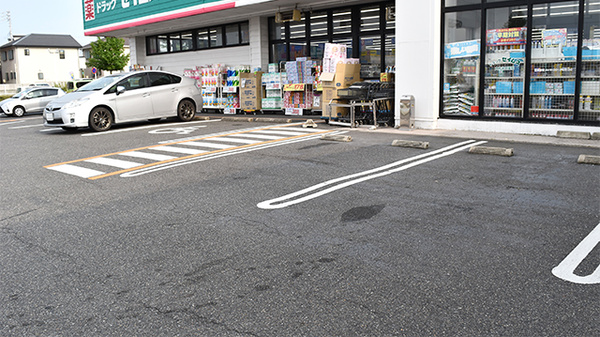 セイムス大府半月薬局の駐車場