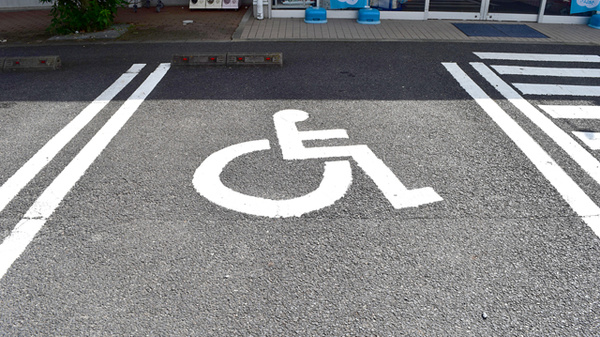 セイムス芸濃椋本薬局の駐車場