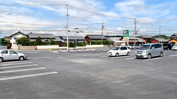 セイムス芸濃椋本薬局の駐車場