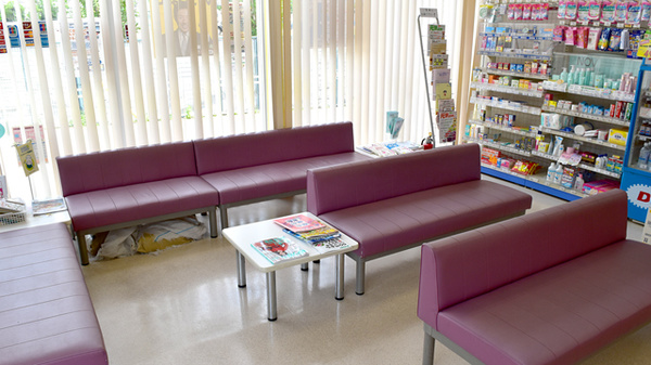 セイムス三重大前薬局の待合スペース