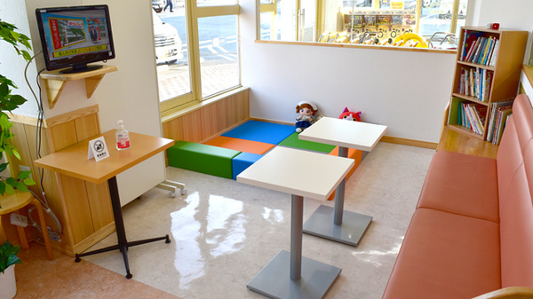 セイムス梅村学園前薬局の待合スペース