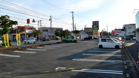 セイムス梅村学園前薬局の駐車場