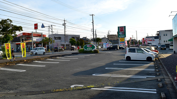 セイムス梅村学園前薬局の駐車場