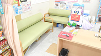 薬局スーパードラッグキリン万呂店の待合スペース