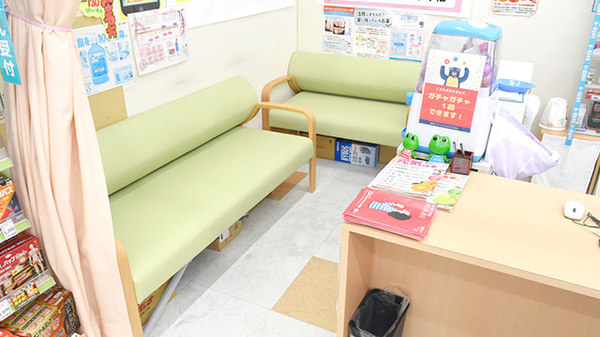 薬局スーパードラッグキリン万呂店の待合スペース