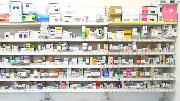 薬局スーパードラッグキリン万呂店の薬棚