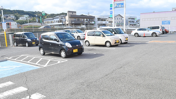 薬局スーパードラッグキリン万呂店の駐車場