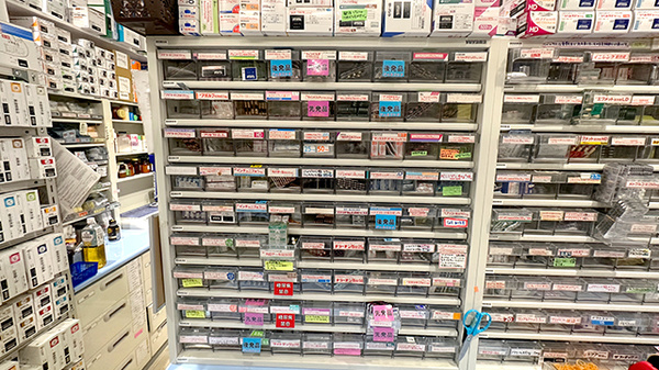 ファミリープラザ　健康薬局の薬棚