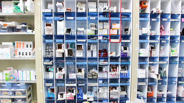 寒川スマイル薬局の薬棚