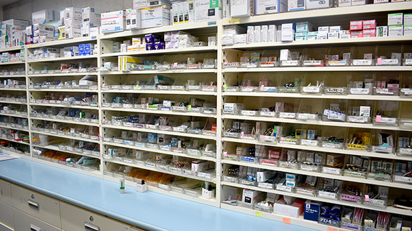 六郷駅前薬局の薬棚