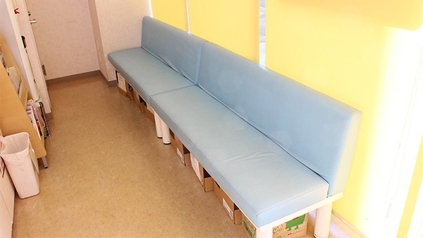 オレンジ薬局　川和町店の待合スペース