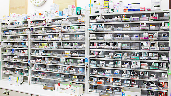 綱島街道薬局の薬棚