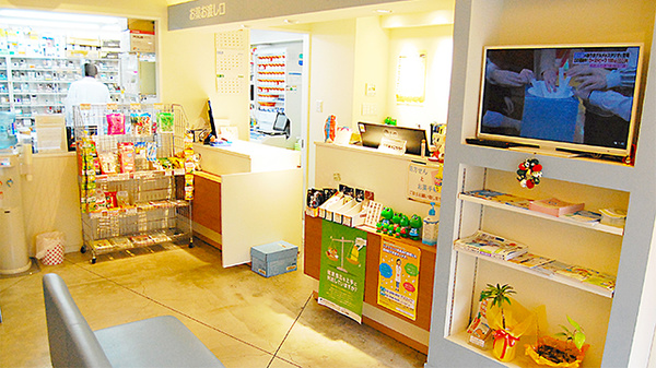 かえで薬局　鷹番店の内観
