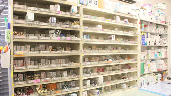 オレンジ薬局　橋本店の薬棚