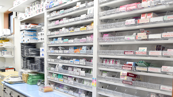 浜松スマイル薬局の薬棚