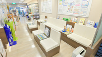フタツカ薬局　芦屋駅前の待合スペース