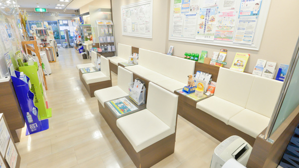 フタツカ薬局　芦屋駅前の待合スペース