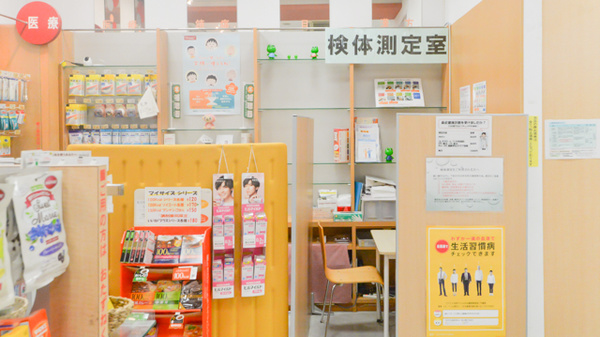 フタツカ薬局　なんばパークスの感染予防待合スペース