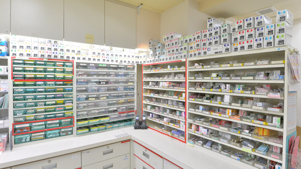 フタツカ薬局　阿波座の薬棚