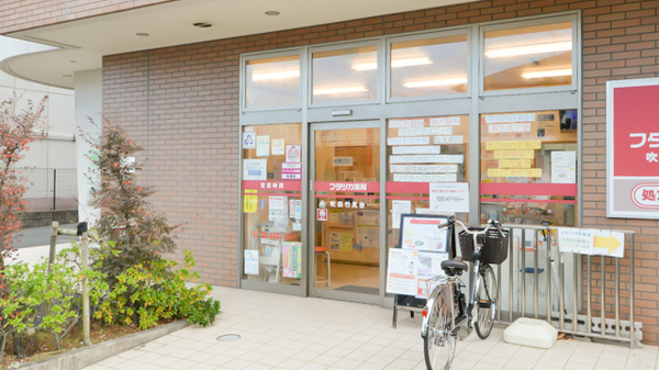 フタツカ薬局　吹田竹見台の入口