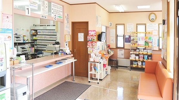 しなの薬局　小針店の待合スペース