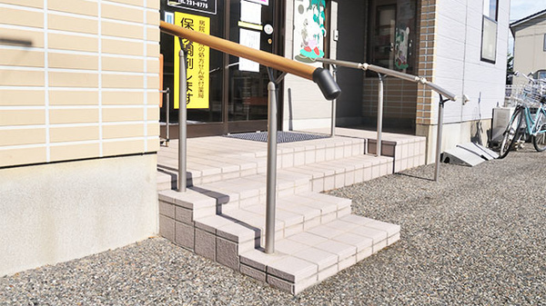 しなの薬局　小針店の入口