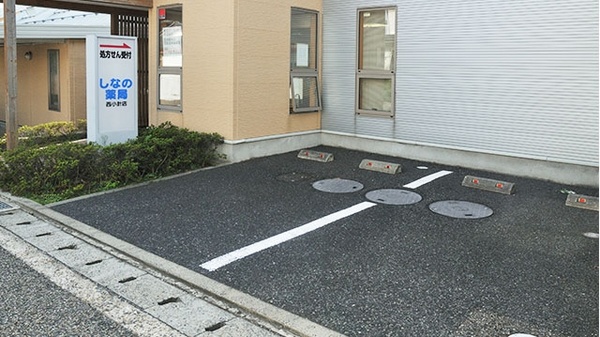 しなの薬局　西小針店の駐車場