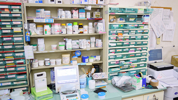 しなの薬局　あがの店の調剤室