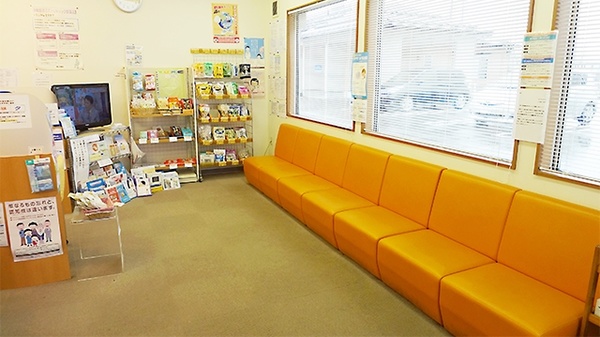 しなの薬局　吉田店の待合スペース